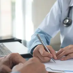 Kto płaci za zwolnienie lekarskie w firmie powyżej 20 osób? Oto prawda