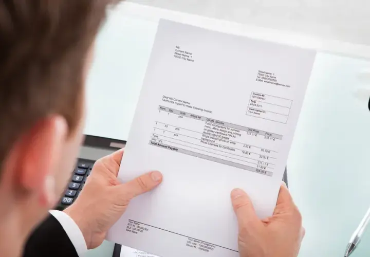 Faktura proforma czy jest wiążąca? Odkryj jej prawny status i zastosowanie