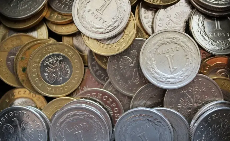 Czym się różni konto oszczędnościowe od lokaty? Kluczowe różnice i porady