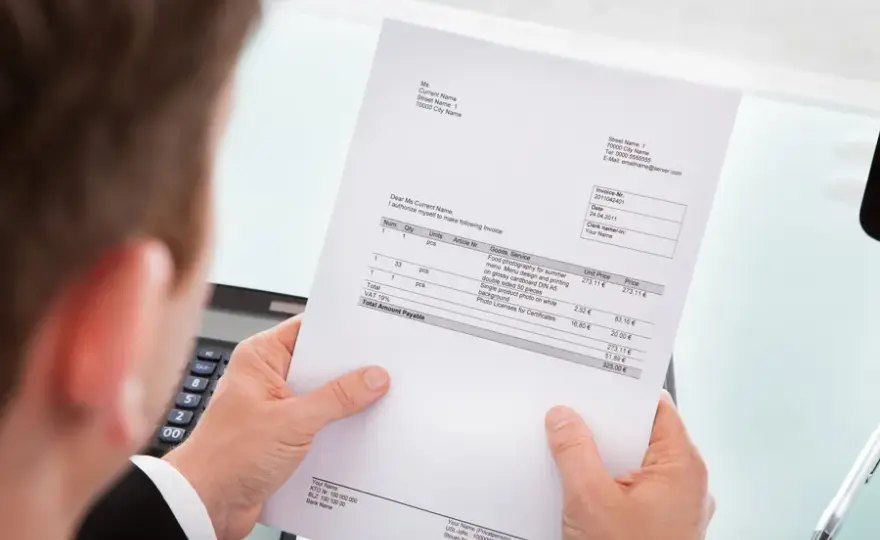 Faktura proforma czy jest wiążąca? Odkryj jej prawny status i zastosowanie