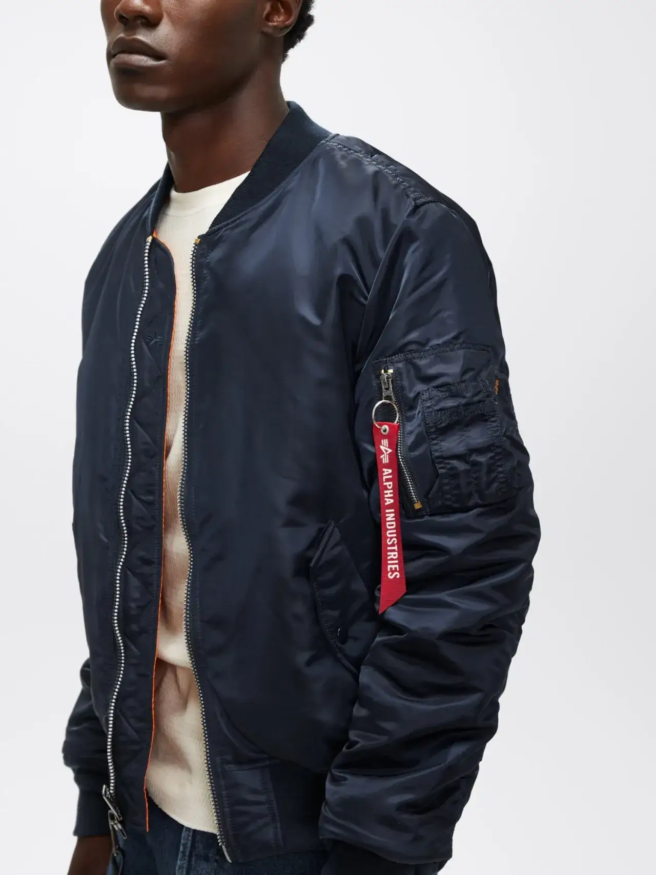 Zdjęcie Alpha Industries - co to za firma i jakie oferuje produkty?